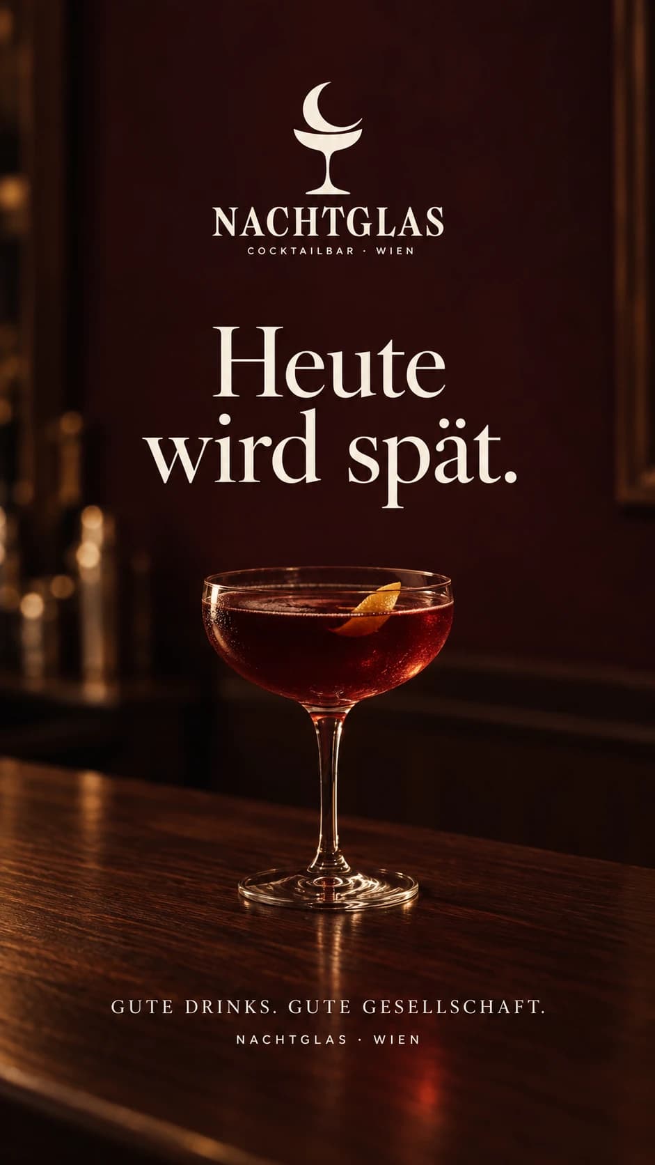 Story für NACHTGLAS: Heute wird spät. Ein roter Cocktail auf dunklem Holz.