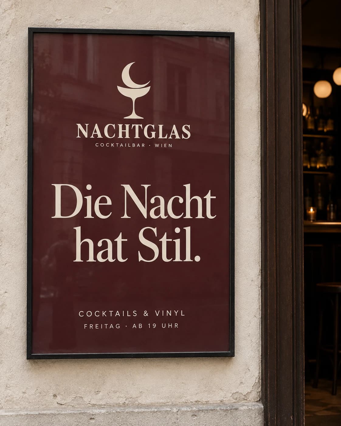 NACHTGLAS-Plakat neben dem Eingang: Die Nacht hat Stil.