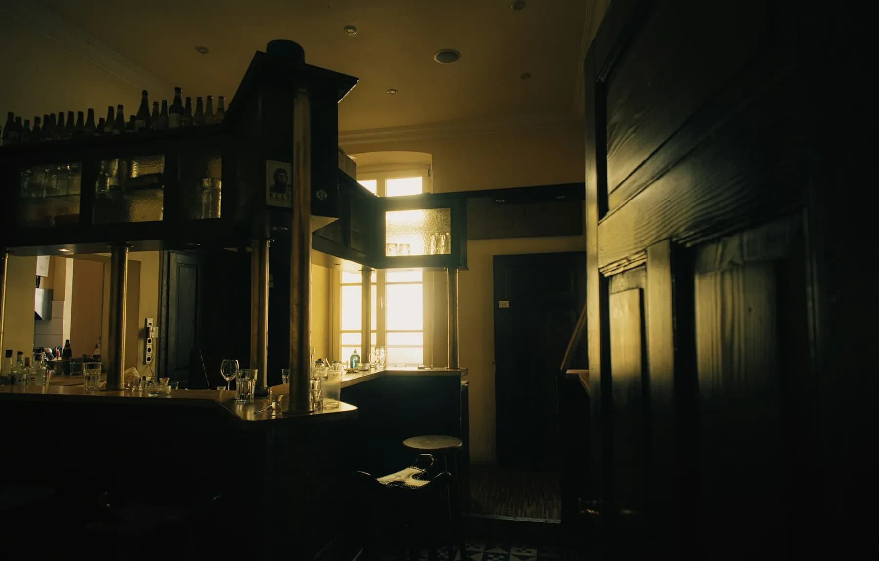 Bar mit warmem Licht am Abend