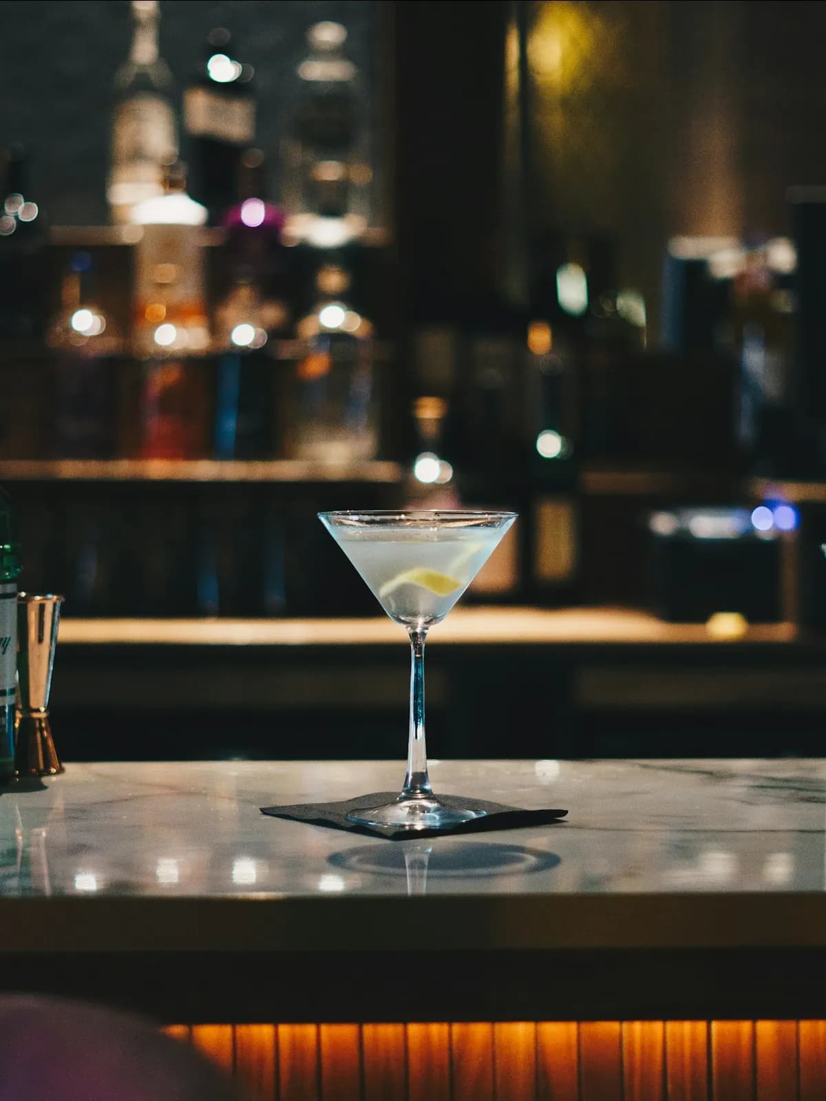 Cocktailglas auf einer Bartheke